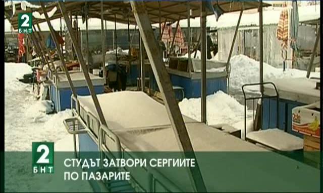 Снегът затвори сергиите по пазарите в Пловдив