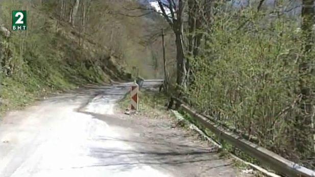 Пътят край Рилския манастир пропада втора година