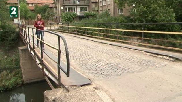 Опасни мостове дебнат пешеходците в Перник
