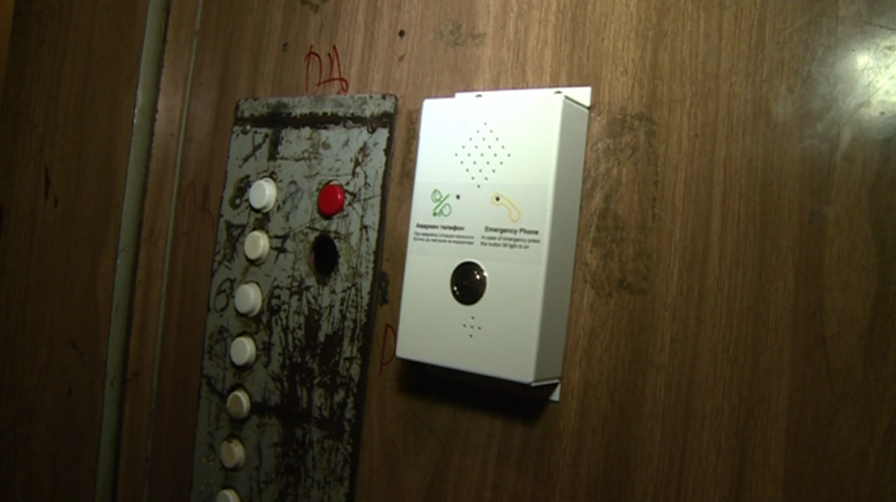 Семейство с бебе заседна в асансьор