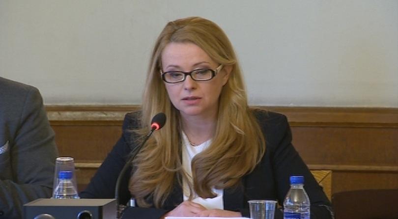 Изслушаха Вяра Анкова по казуса с ваксините