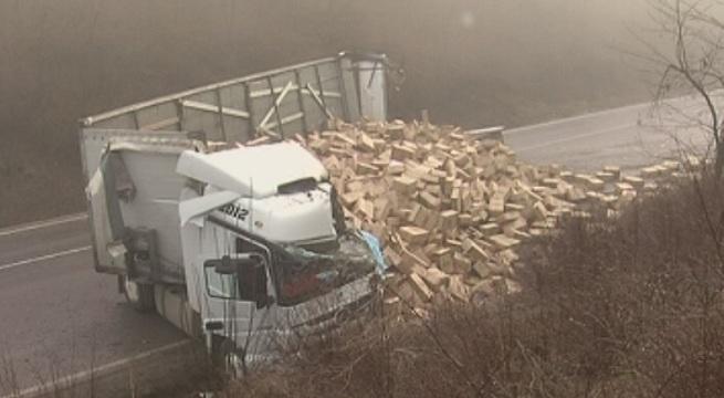 Тежка катастрофа с ТИР затвори за часове главния път Русе - Варна