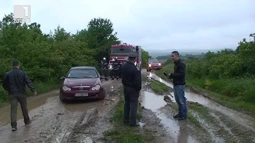 Спасиха семейство, затънало в калта край село Балван
