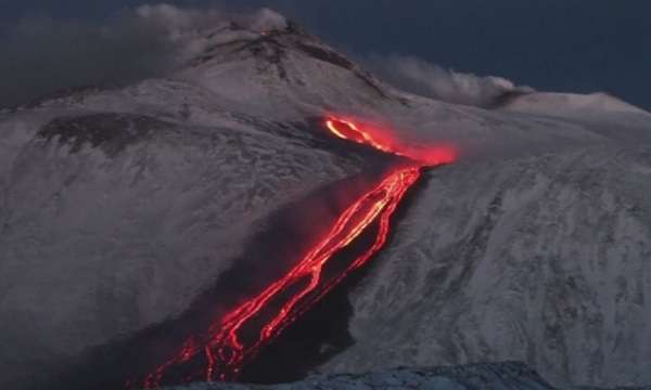 Вулканът Етна изригна с невиждана от години сила