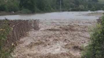 Двуметрова приливна вълна заплашва да залее дуловското село Долец