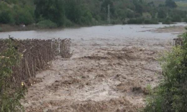 Двуметрова приливна вълна заплашва да залее дуловското село Долец
