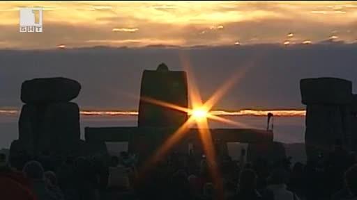 ДРУГИТЕ НОВИНИ - Историческа среща на Слънцестоене и Пълнолуние