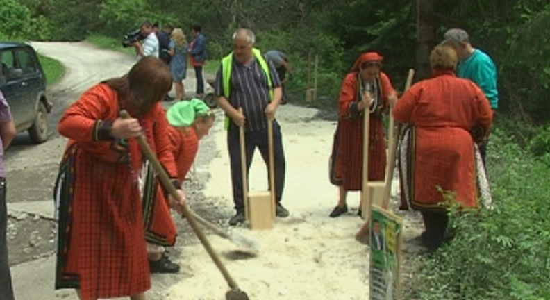 Жители на Забърдо сами запълват дупките по пътя за Чудните мостове