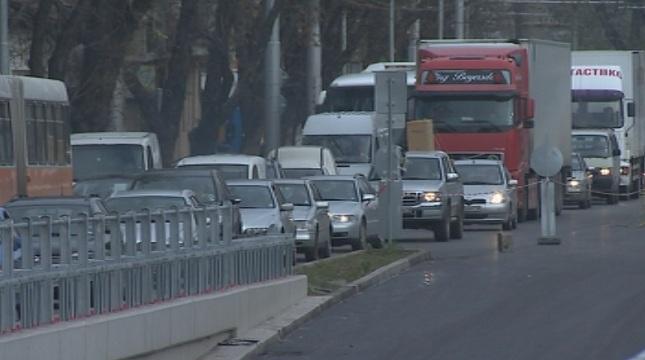 Задръствания на Лъвов мост заради довършителния ремонт