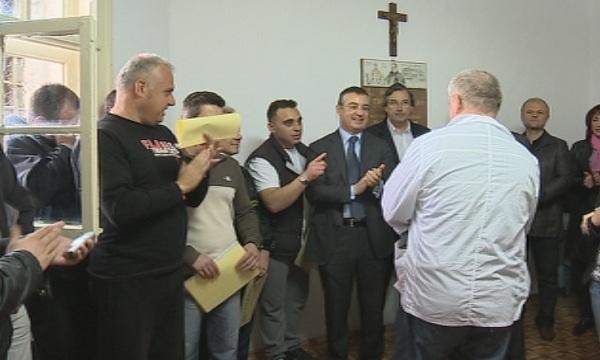 Затворници учат за вярата