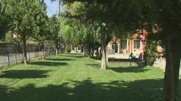 Кметът на Самуилово сам почиства зелени площи