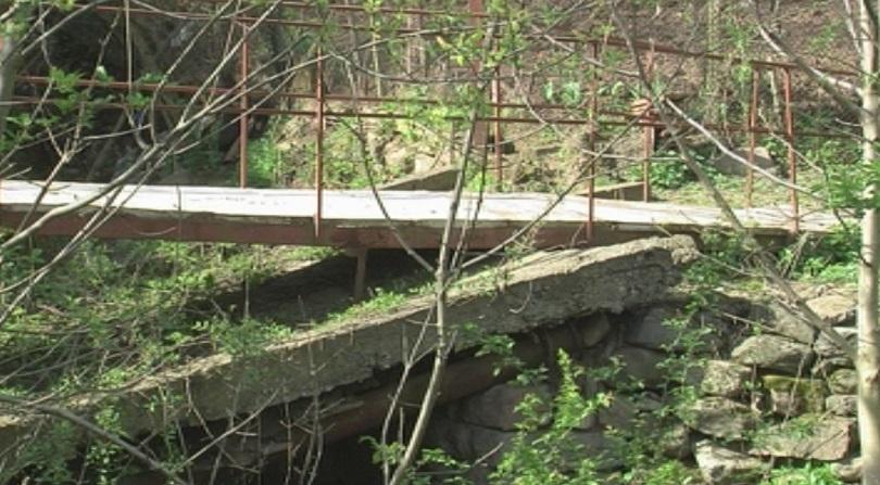 Жители на Згориград сами са направили мост, за да стигнат до домовете си