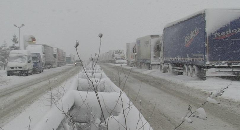 Блокирани пътища в страната заради обилния снеговалеж