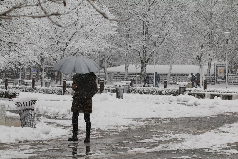 Десетки са потърсили помощ при падане на леда в София
